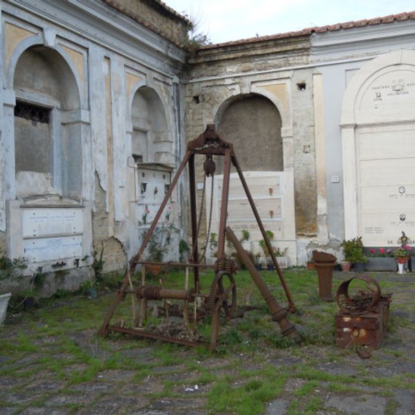 Nápoles entre esoterismo y culto: visita guiada al cementerio histórico de las 366 fosas