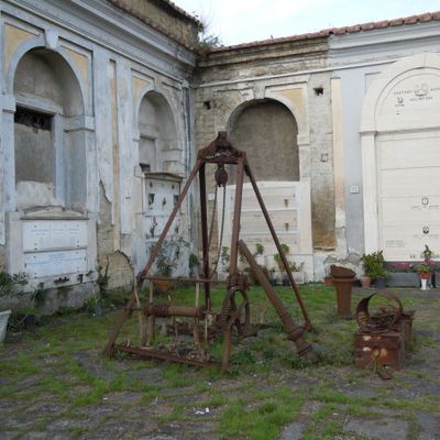 Neapel zwischen Esoterik und Kult: Geführte Tour zum historischen Friedhof der 366 Gruben