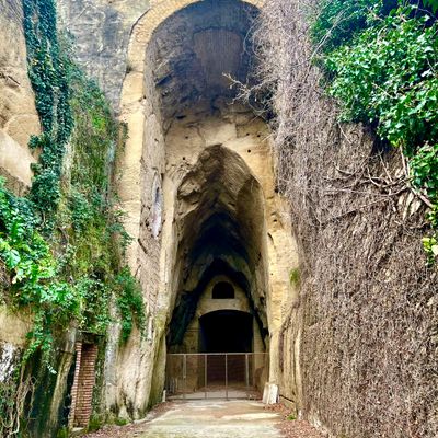 Naples: visite avec guide privé du tombeau de Virgilio et des Léopardi du parc Vergiliano